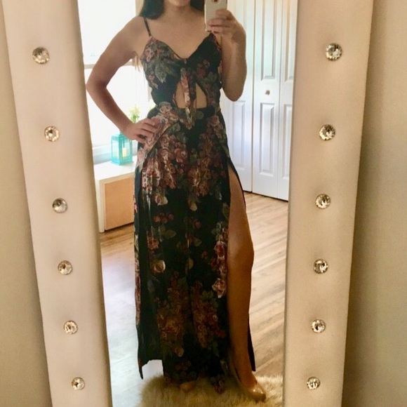 Floral wide jump suit. ONLY 1 LEFT ‼️ - Picture 3 of 7